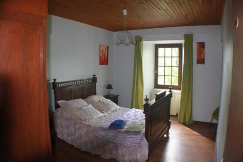 une chambre avec un lit et une fenêtre dans l'établissement les écureuils, à Saint-Priest