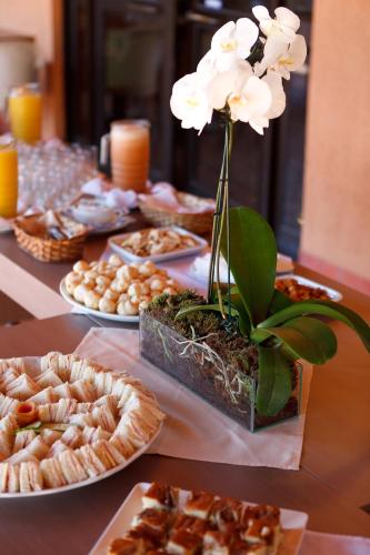 una tavola ricoperta di piatti di cibo e torte di Novotel Campo Grande a Campo Grande