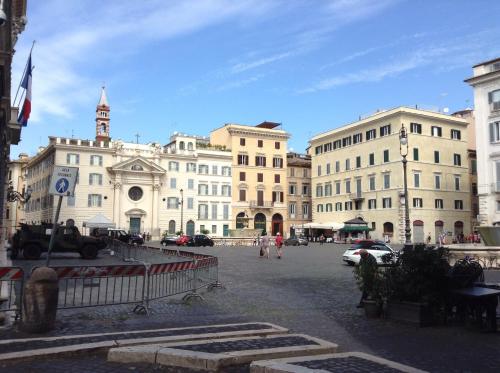 een groep gebouwen op een plein in een stad bij B&B In Piazza in Rome