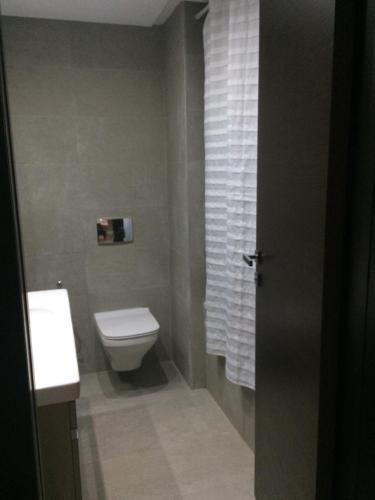 een badkamer met een toilet en een wastafel bij Le Balcon Ain Zaghouan Nord 1BR in Tunis