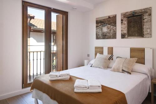 A bed or beds in a room at Aldeas de Ezcaray
