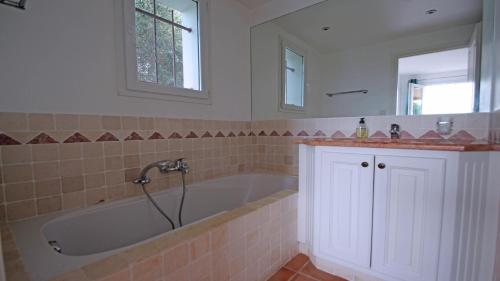 une salle de bain avec une baignoire et un lavabo dans l'établissement Restanques - Beauchêne, à Sainte-Maxime