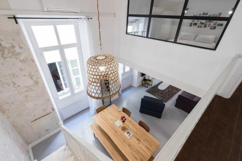 vistas panorámicas a una sala de estar con mesa y sillas en Prefecture Duplex - Old Town, en Niza