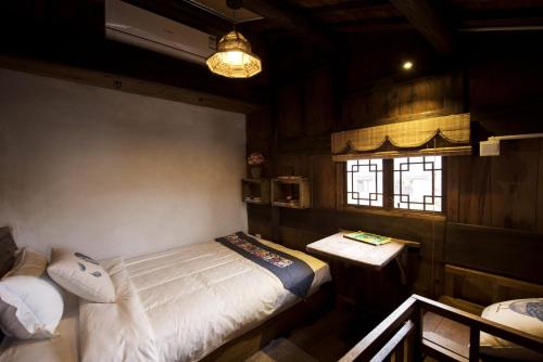 WuYuan QiYe YanXiang Guesthouseにあるベッド