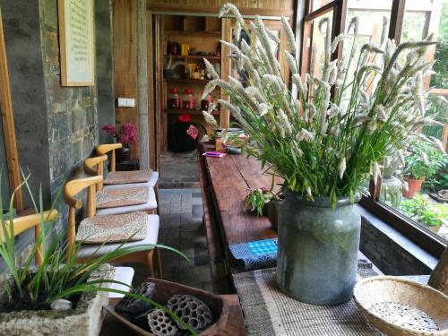 WuYuan QiYe YanXiang Guesthouseにある庭