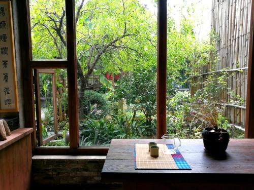 WuYuan QiYe YanXiang Guesthouseにある庭