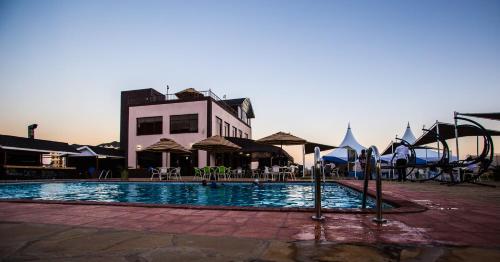 uma piscina em frente a um edifício em 67 Airport Hotel Nairobi em Nairobi