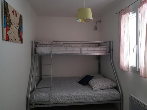 Ce lit superposé se trouve dans un dortoir doté de lits superposés. dans l'établissement Apartment L'Aquarius, à Villeneuve-le-Roi