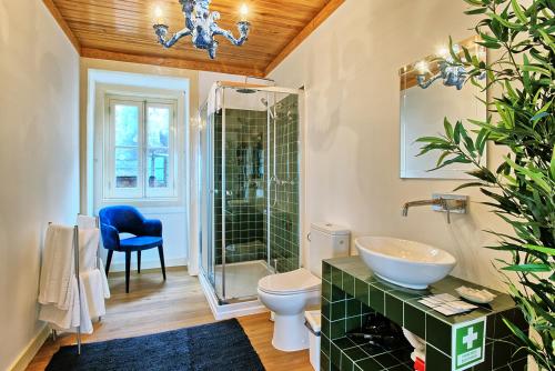 een badkamer met een wastafel, een toilet en een douche bij Portas do Teatro Apartments in Lissabon
