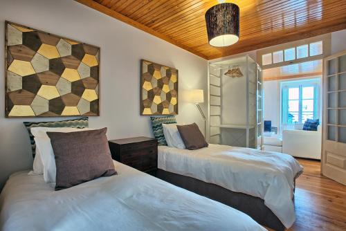 een slaapkamer met twee bedden in een kamer bij Portas do Teatro Apartments in Lissabon