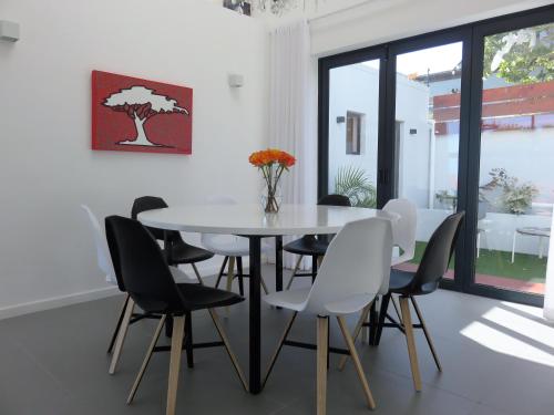 Φωτογραφία από το άλμπουμ του Cape White Villa σε Crawley
