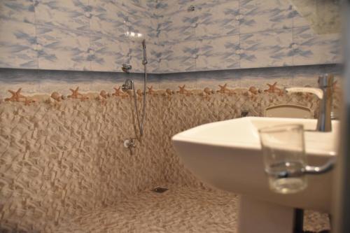 a bathroom with a sink and a toilet at Avian Garden Udawalawe in Udawalawe