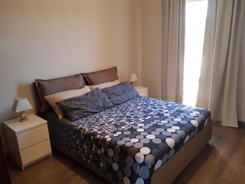 - une chambre avec un lit et une fenêtre dans l'établissement Cooking and Dreaming, à Bari