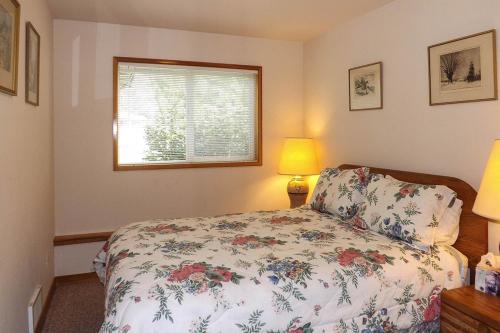 a bedroom with a bed and a window at 9 Condo in Lopez