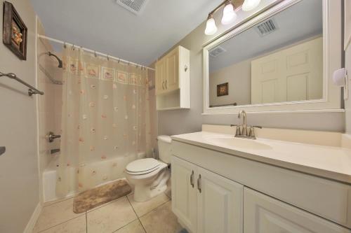 un bagno con wc, lavandino e doccia di Waterfront condo with community pools & hot tub - walk to the beach a St. Augustine