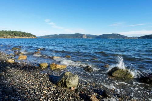 a body of water with rocks on a rocky shore at 57 Mud Bay in Islandale