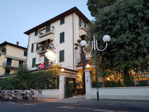 a building with bikes parked in front of it at Hotel La Primula in Forte dei Marmi