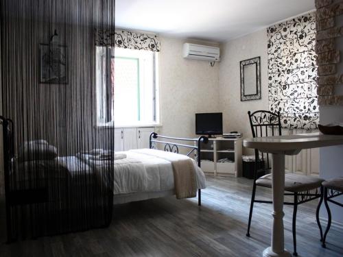 シベニクにあるOld Town Apartmentのベッドと机とテーブルのある寝室