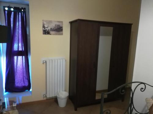 a room with a mirror and a dresser and a window at La Noce Bed and Breakfast in Chieti