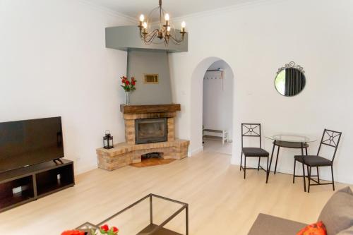 a living room with a fireplace and a table and chairs at Apartament Różany in Gorzów Wielkopolski