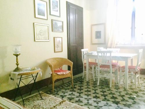 a dining room with a table and chairs at Apartments Casa nel Verde in Rocchetta Tanaro