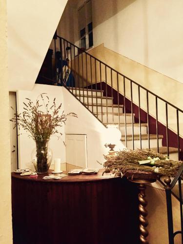 a stairway with a vase on a table and a staircase at Apartments Casa nel Verde in Rocchetta Tanaro