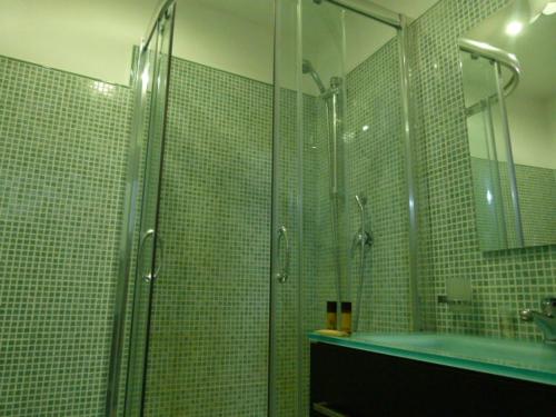 bagno con doccia e lavandino di A Casetta a Tivoli
