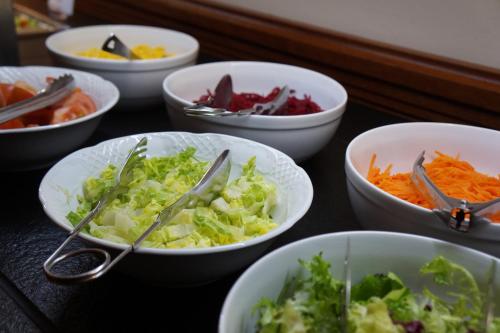 a group of bowls of vegetables on a table at Hotel Xalet Verdú in Arinsal