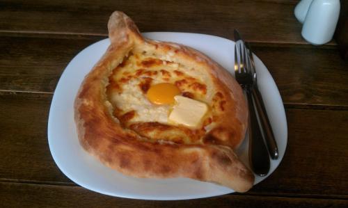 un piatto bianco con un uovo in una torta di Lali's apartment a Tbilisi City