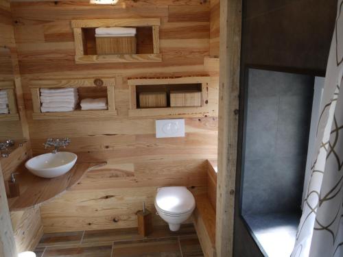a bathroom with a toilet and a sink at Entre-parenthèses in Vagney