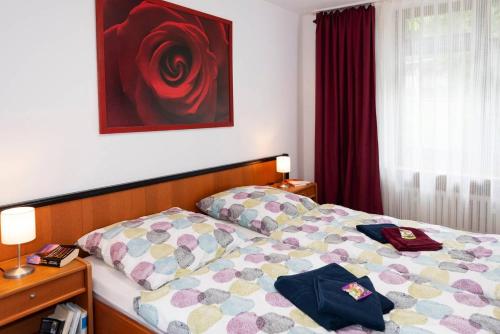 a bedroom with a bed and a painting on the wall at Sonnenschein Appartement in Ober-Hambach
