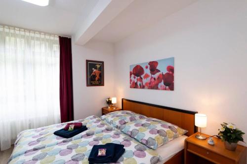 Schlafzimmer mit einem Bett und einem Fenster in der Unterkunft Blumenmeer Appartment in Ober-Hambach