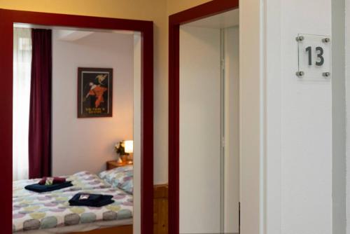 Schlafzimmer mit Spiegelreflexion in der Unterkunft Blumenmeer Appartment in Ober-Hambach