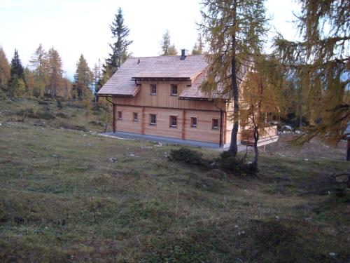 a house in the middle of a field at Lärchenhütte in Tauplitzalm