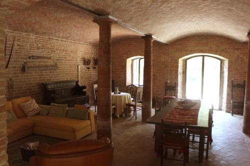 a living room with a couch and a table at B&B Il Conte Giacomo in Viarolo