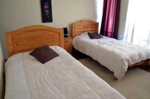 1 dormitorio con 2 camas y vestidor en Posada de los Velez, en La Paz