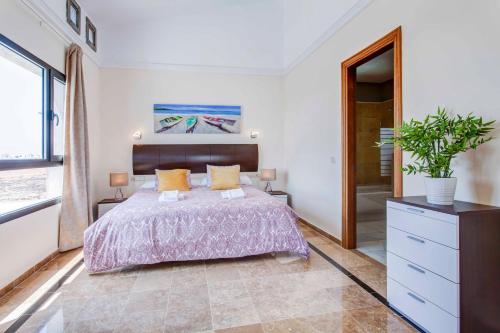 sypialnia z łóżkiem i komodą w obiekcie Hipoclub Villas, Aguamarina 4 w mieście Playa Blanca