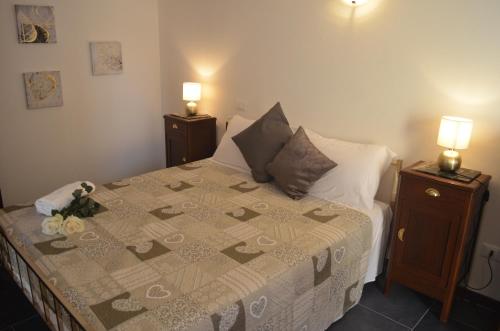 una camera con un letto con due comodini e due lampade di Cà d'Alfré a La Spezia
