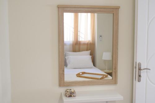 Кровать или кровати в номере Aelia Apartments