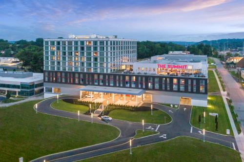 um grande edifício com um sinal de cúpula sobre ele em The Summit Hotel em Cincinnati