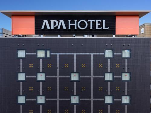 um edifício de hotel com uma placa em APA Hotel Hatchobori Shintomicho em Tóquio