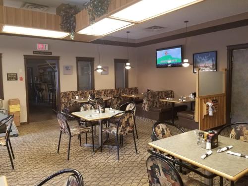 Телевизор и/или развлекательный центр в Prospector Inn
