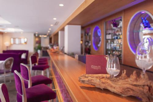 a bar in a restaurant with wine glasses on the counter at ... mein romantisches Hotel Toalstock in Fiss