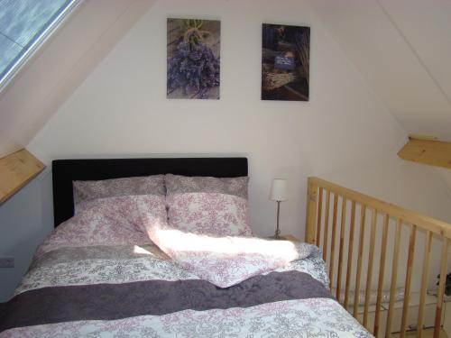 Un pat sau paturi într-o cameră la B&B Onder Ons Riet
