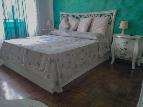 una camera con un grande letto e un comodino di La casa di Circe a Trieste