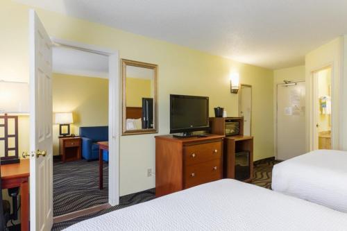 Baymont by Wyndham Savannah Midtownにあるベッド