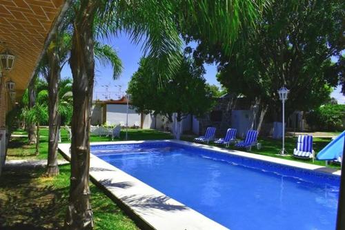 The swimming pool at or close to Finca de los Angeles