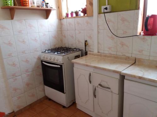a kitchen with a stove and a counter top at Hostal Destino Bellavista in Valparaíso
