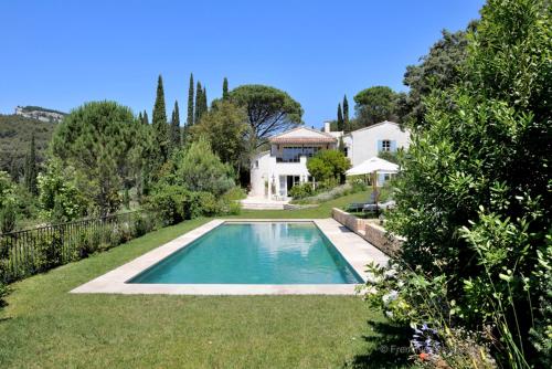 a swimming pool in the yard of a house at Mas du Perthus in Cassis