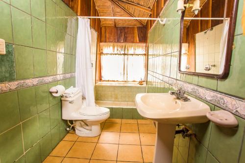y baño con lavabo, aseo y espejo. en Redwood Beach Resort, en Mechapa